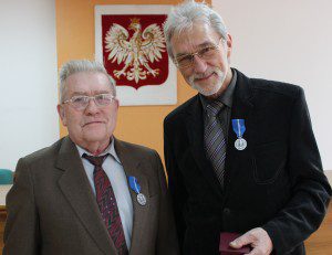 Edward Śliwa (z lewej) i Jerzy Hilbrycht po ceremonii odznaczenia Medalami Stulecia Odzyskanej Niepodległości.
