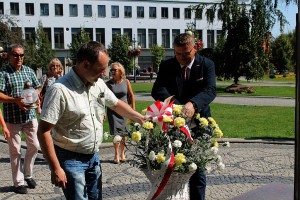 Solidarność złożyła kwiaty przy pomniku Jana Pawła II (4)