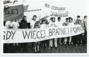 Teresa Szafrańska (pośrodku) w czasie demonstracji w Cieszynie, zorganizowanej pod hasłem „Nigdy więcej bratniej pomocy” w sierpniu 1989 roku -  w 21. rocznicę interwencji wojsk Układu Warszawskiego w Czechosłowacji.