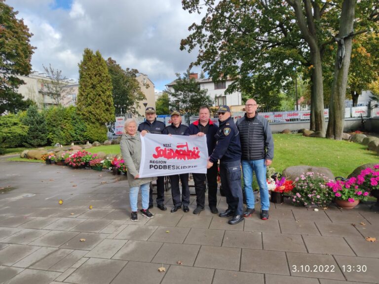 „Solidarność” Straży Miejskiej z Cieszyna przy grobie Księdza Jerzego