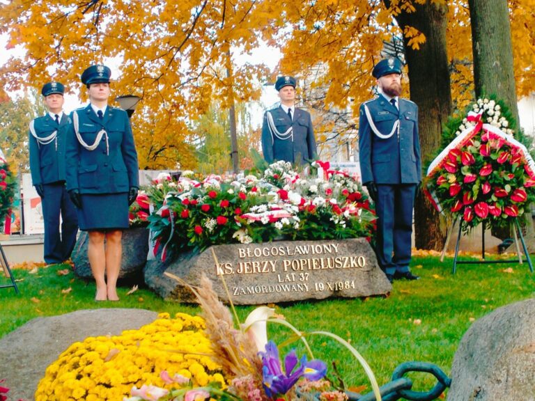 Członkowie więziennej „Solidarności” przy grobie Księdza Jerzego