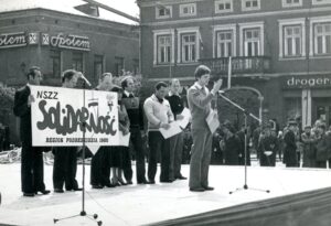 Spotkanie działaczy żywieckiej „Solidarności” z mieszkańcami miasta w 1981 roku – przemawia Jerzy Hilbrycht.