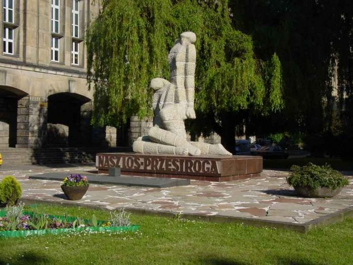 Pomnik przed Politechniką Wrocławską