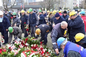 Kwiaty i znicze pod pomnikiem Poległych Stoczniowców