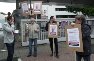 Przywitali posła plakatami „Sprawdzam polityka”