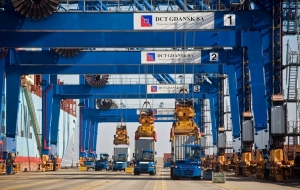 Pikieta przed DCT: o godne warunki pracy dokerów